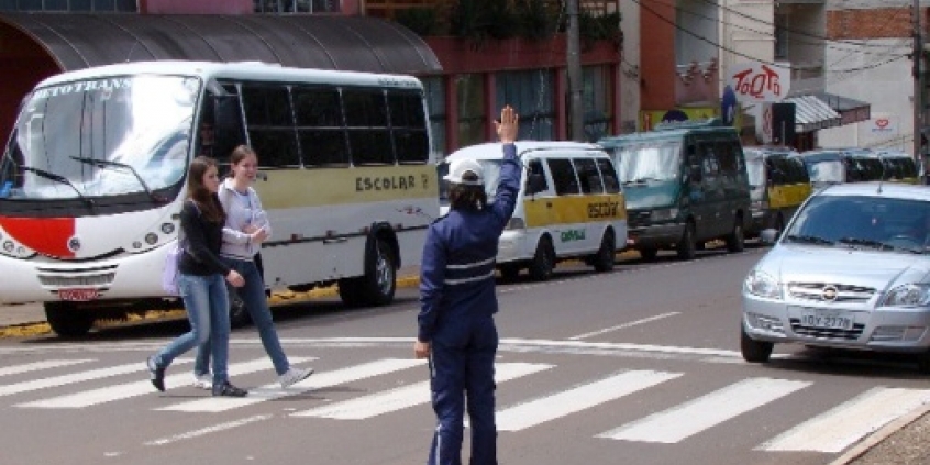 Parlamentares propõem melhorias para o trânsito da capital. Ações educativas e de incentivo à gentileza urbana estão em foco.