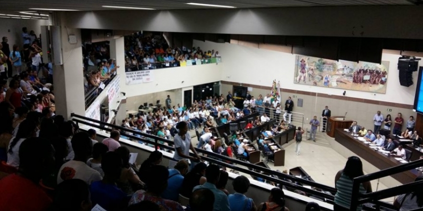 Trabalhadores das áreas de educação e assistência social lotaram o plenário para pedir a retirada do PL (Imagem: SindRede-BH) 