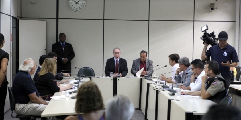 Audiência proposta pelo vereador Heleno (centro) discutiu rumos da segurança pública em BH. Foto: Mila Milowski 