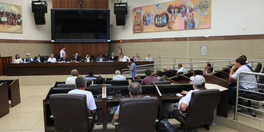 Taxistas cobram fiscalização rigorosa contra transporte oferecido por meio do aplicativo Uber - Foto: Eduardo Profeta