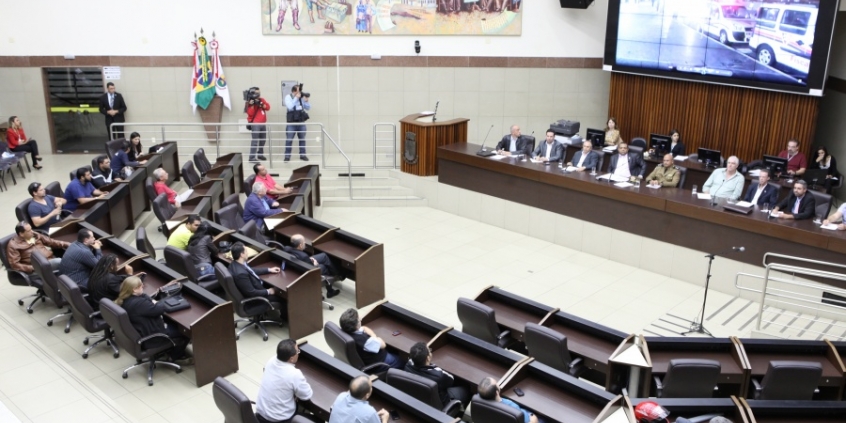 Comissão reuniu representantes de taxistas, BHTrans e PMMG para debater a questão. (Foto: Mila Milowski)