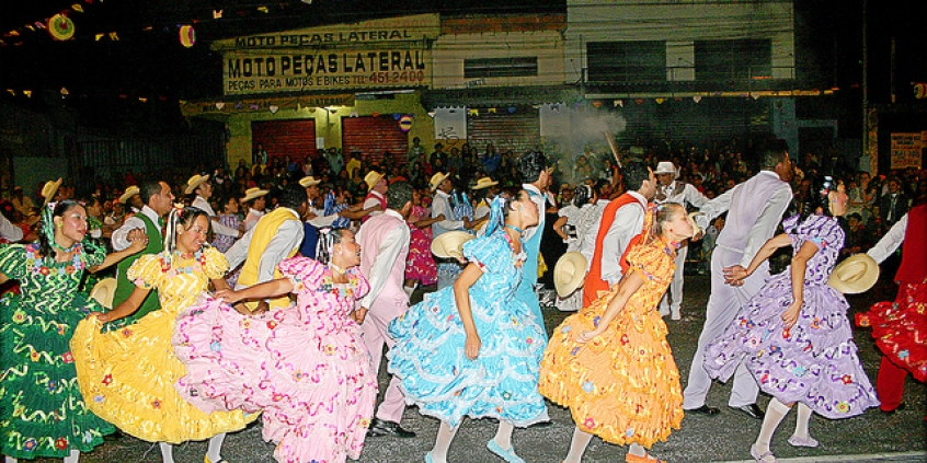 Grupo de Quadrilha participa do Arraial de Belô na Avenida Vilarinho, em Venda Nova