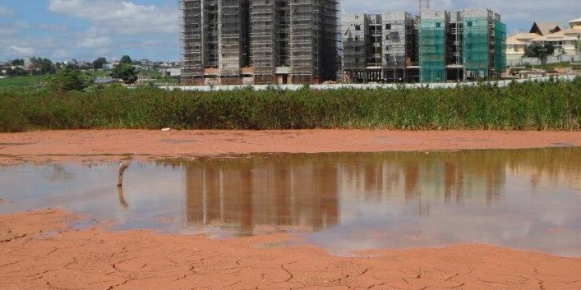 Imagem da Lagoa do Sangessuga, em Contagem, mostra o avanço do assoreamento do corpo d'água