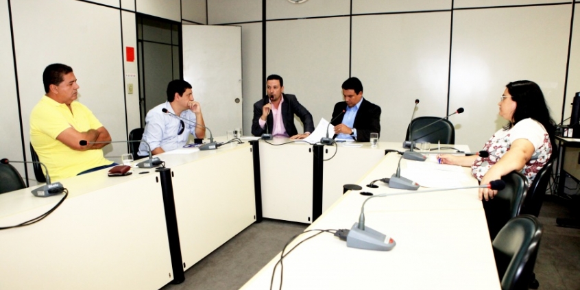 Vereadores Professor Wendel, autor do PL, e Jorge Santos, requerente, conduziram debate (Foto: Rafa Aguiar)