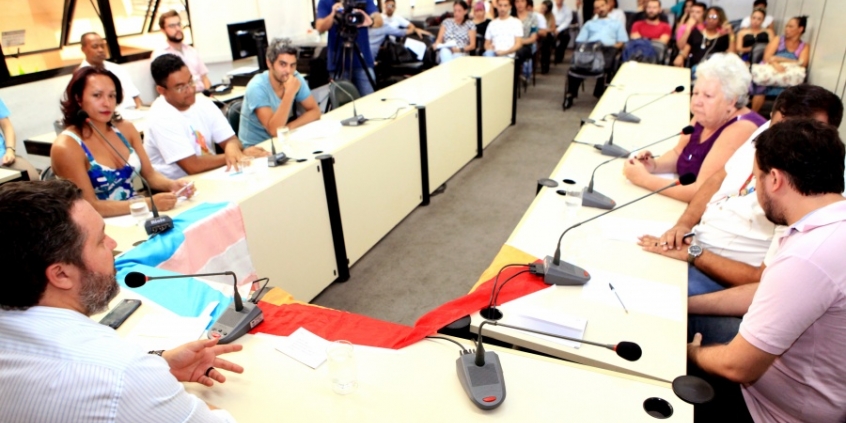Autor dos PLs e integrante da comissão, Pedro Patrus conduziu debate com ativistas LGBT (Foto: Rafa Aguiar)