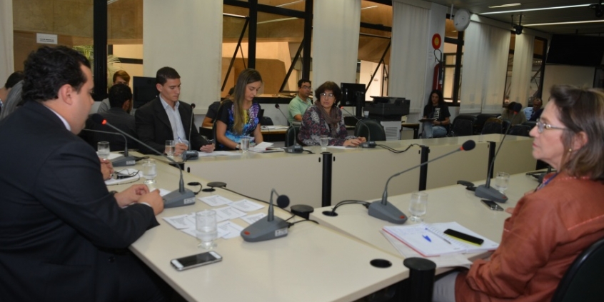 Pablito (à esq.) recebeu representantes da PBH para debater a implantação de parklets e relógios (Foto: Bernardo Dias)