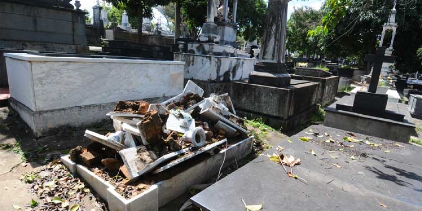 Visitantes e moradores do entorno se queixam da deterioração da necrópole mais antiga de BH (Imagem: Defender.org)