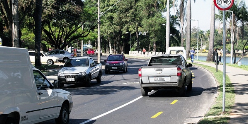 Acidentes e dificuldade de estacionamento no local em pauta