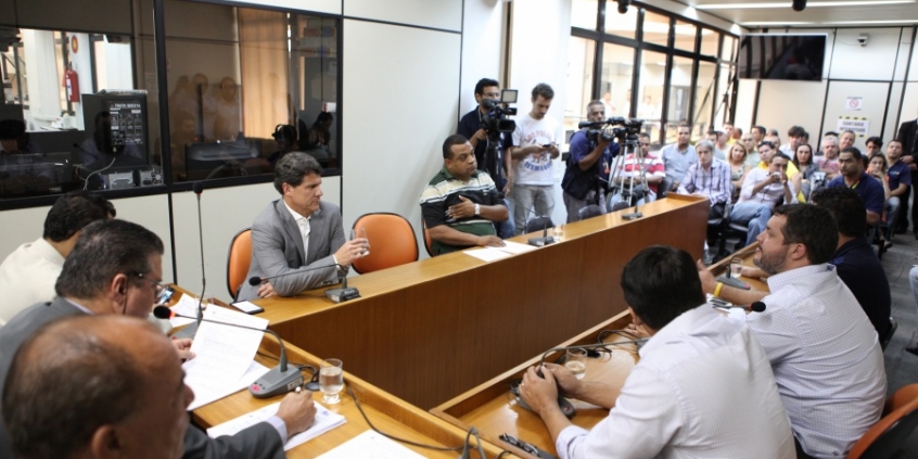 Taxistas lotaram o Plenário Camil Caram para acompanhar votação de PL que proíbe Uber (Foto: Mila Milowski)