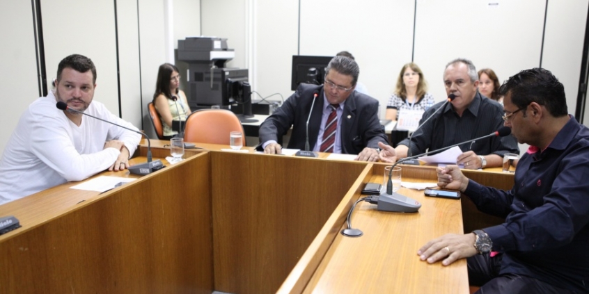 Patrus (esq.) apresentou requerimentos aos colegas Preto (presidente), Silvinho Rezende e Autair Gomes (Foto: Mila Milowsky)