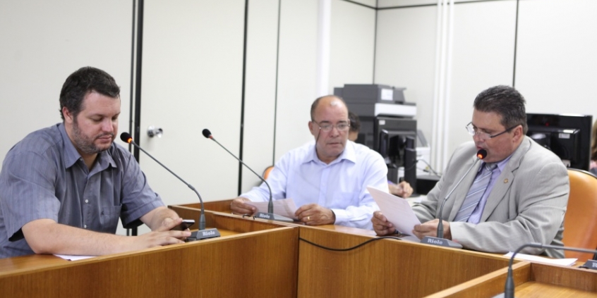 Vereadores Pedro Patrus, Valdivino e Preto (presidente) apreciam pareceres dos relatores no dia 23/2 (Foto: Mila Milowsky)
