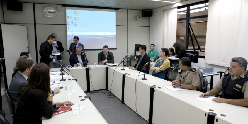 Delegado Edson Moreira e Pedro Patrus debateram questão com representantes do poder público e moradores