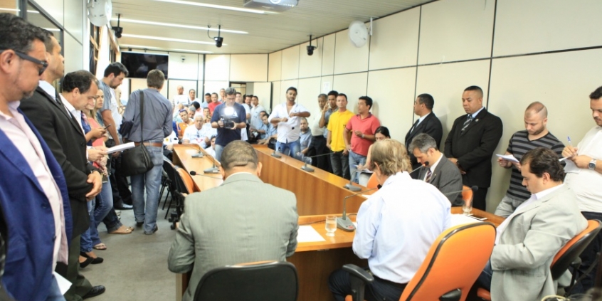 Vereadores Lúcio Bocão, Ronaldo Gontijo, Pablito e Sérgio Fernando receberam dezenas de taxistas