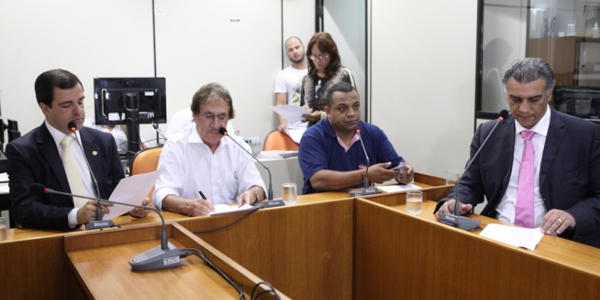 Juninho Los Hermanos, Ronaldo Gontijo, Lúcio Bocão e Joel Moreira apreciaram três projetos de lei Foto: Mila Milowski 