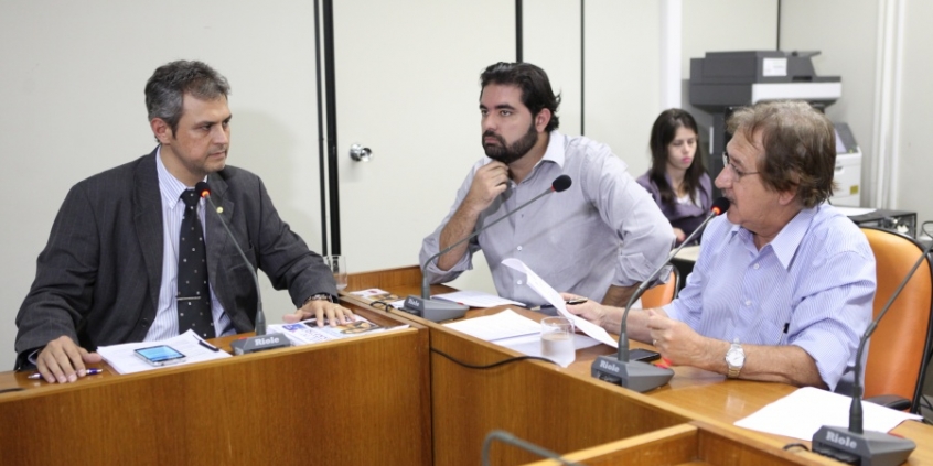 Membros da Comissão de Legislação e Justiça, em reunião ordinária realizada nesta quarta-feira. Foto: Mila Milowski