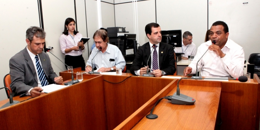 Vereadores em reunião da Comissão de Legislação e Justiça, nesta quarta-feira (28/10). Foto: Rafa Aguiar