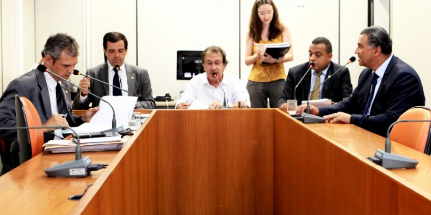 Sérgio Fernando, Juninho Los Hermanos, Ronaldo Gontijo, Bocão e Joel Moreira apreciaram pauta da CLJ (Foto: Rafa Aguiar)