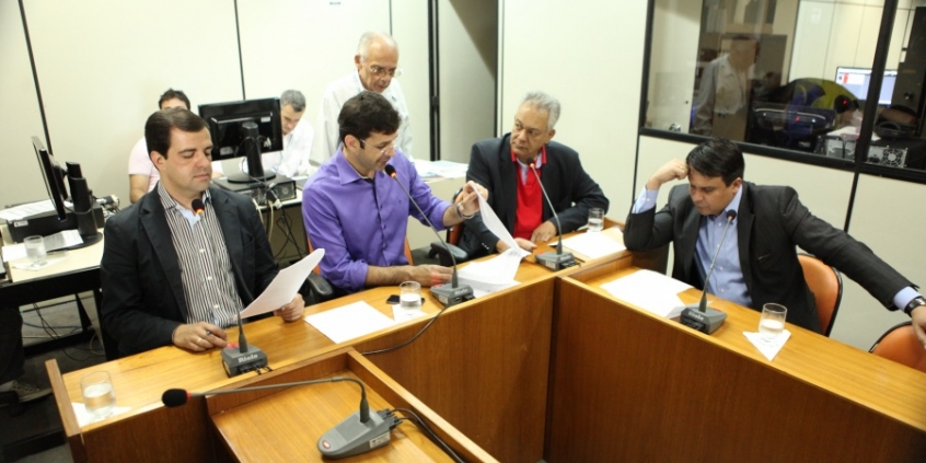 Juninho LOs Hermanos, Marcelo Álvaro ANtônio, Delegado Edson Moreira e Jorge Santos na reunião da CLJ (Foto: Mila Milowsky)