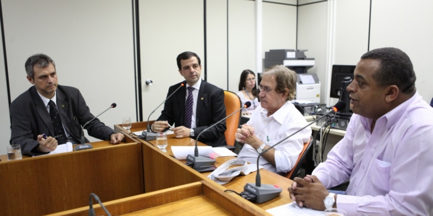 Sérgio Fernando, Los Hermanos, Ronaldo Gontijo (presidente) e Lucio Bocão apreciam pauta da CLJ (Foto: Mila Milowski)