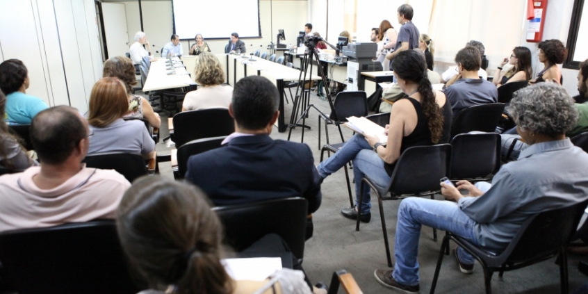 Membros de entidades da sociedade civil e associações de catadores cobraram mais participação popular (Foto: Rafael Aguiar)