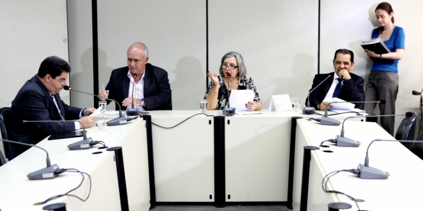 Tarcísio Caixeta, Doutor Sandro, Elaine Matozinhos e Elvis Côrtes aprovaram debates requeridos à comissão (Foto: Rafa Aguiar)