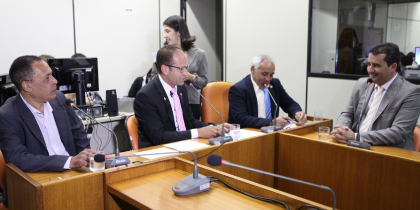 Veré da Farmácia, Bim da Ambulância (presidente), Márcio Almeida e Dr. Nilton apreciam a pauta da semana (Foto: Mila Milowski)