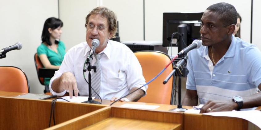 Vereadores Ronaldo Gontijo e Pelé do Vôlei na 8ª reunião ordinária da comissão, em 3 de abril de 2013