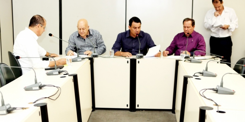 Bispo Fernando, Henrique Braga, Jorge Santos e Vilmo Gomes aprovam pareceres na Comissão de Orçamento (Foto: Rafael Aguiar)