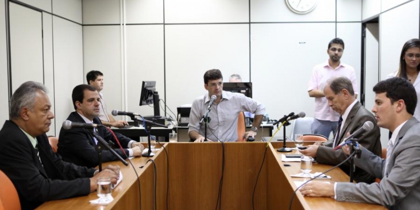 Imtegrantes da Comissão de Legislação e Justiça apreciam 30 projetos de lei em sua 6ª reunião ordinária