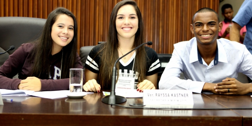  Ana Luisa Abreu, presidente; Raíssa Kastner, secretária; William Junio, presidente na lesgislatura anterior. Foto: Rafa Aguiar