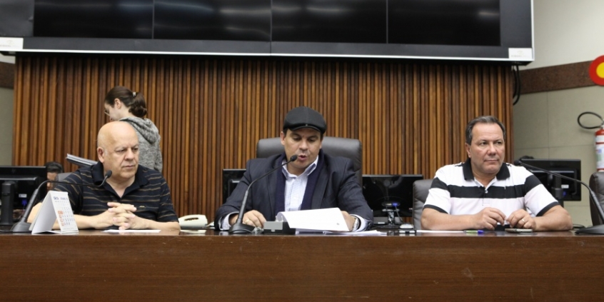 Vereadores Henrique Braga (PSDB), Jorge Santos (PRB) e Vilmo Gomes, em reunião da Comissão de Orçamento. Foto: Mila Milowski