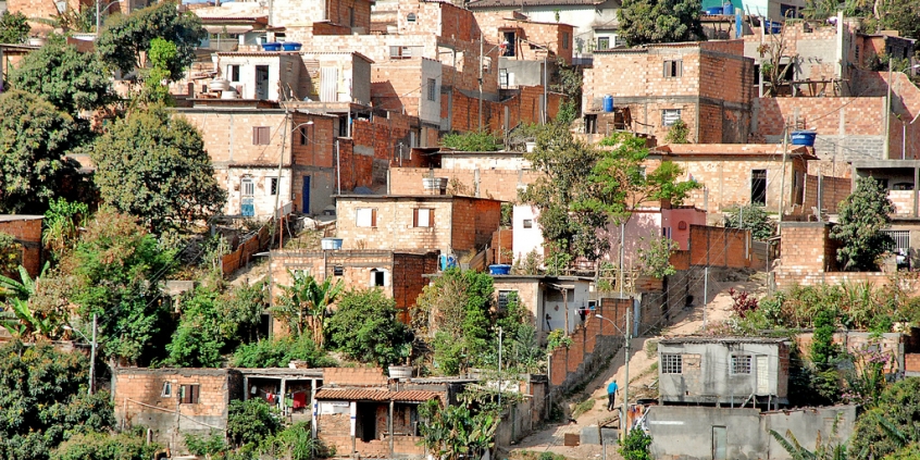 Instalações elétricas irregulares e condições precárias de circulação favorecem incêndios nas favelas