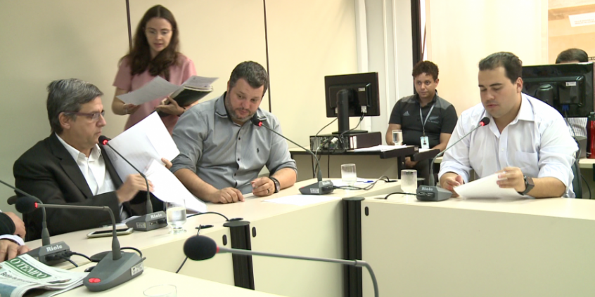 Prefeitura ameaça retirar famílias do local sob alegação de risco geológico por deslizamento de terra - Foto: TV Câmara