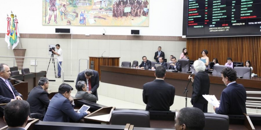Vereadores em reunião no Plenário Amynthas de Barros