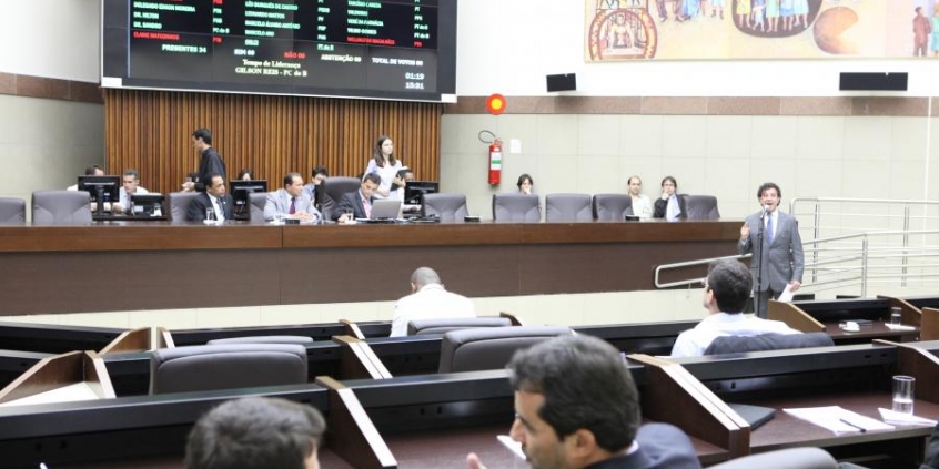Vereadores em reunião no Plenário Amynthas de Barros