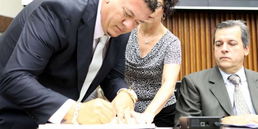 Vereador Wellington do Rosário "Sapão" assina o termo de posse durante reunião plenária