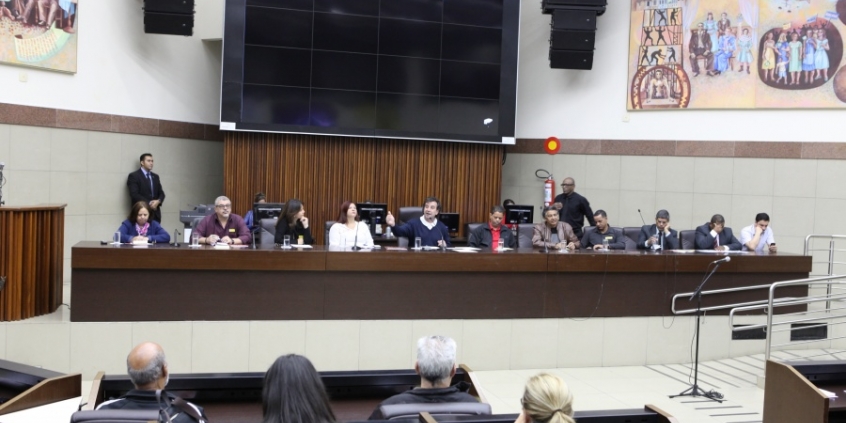 Medida pode levar à perda de direitos, queda de salários e da qualidade dos serviços - Foto: Divulgação CMBH