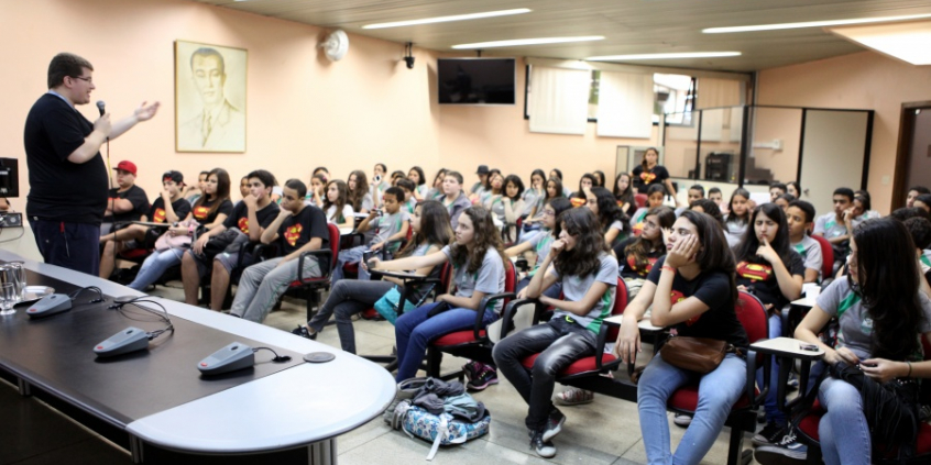 Cidadãos têm a oportunidade de conversar com vereadores, conhecer os plenários e participar de palestras - Foto: Mila Milowski