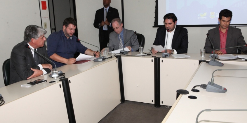 Vereadores em reunião da Comissão de Administração Pública. Foto: Rafa Aguiar