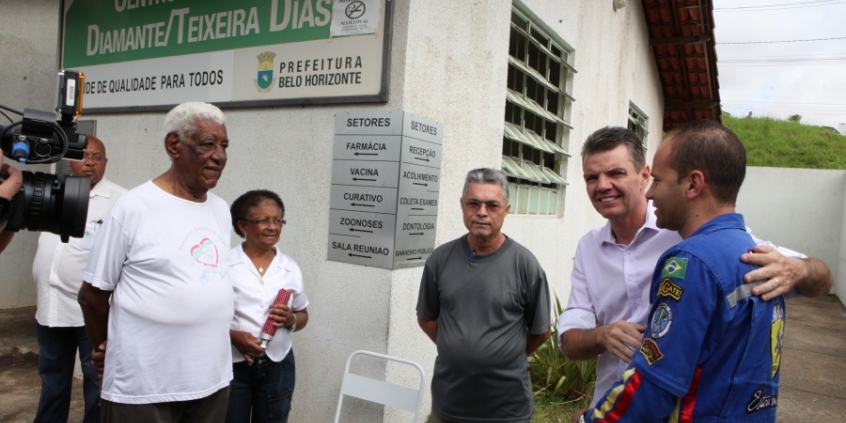 Foram constatados problemas relativas ao espaço físico, que é reduzido para atender o elevado número de usuários 