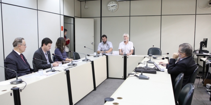Audiência debateu construção de estacionamentos subterrâneos em BH. Foto: Mila Milowski
