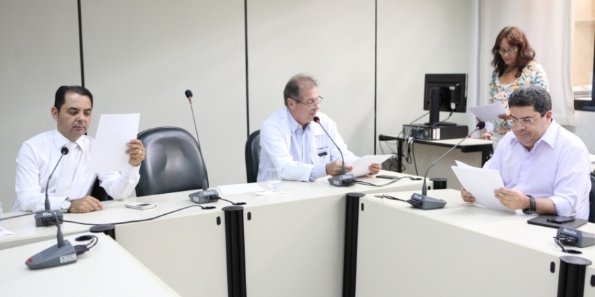 Vereadores Elvis Côrtes (SD), Alexandre Gomes (PSB) e Tarcísio Caixeta (PT), em reunião da Comissão. Foto: Mila Milowski 