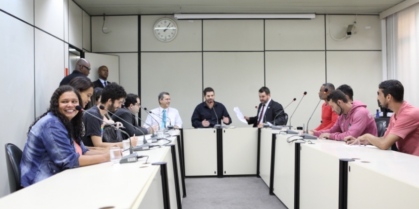 Ao fundo, vereadores membros da Comissão de Direitos Humanos, em reunião nesta terça-feira (16/6). Foto: Mila Milowski