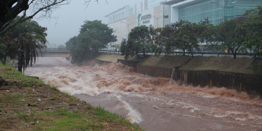 Rio Arrudas cheio  próximo ao Shopping Boulevard durante últimas chuvas