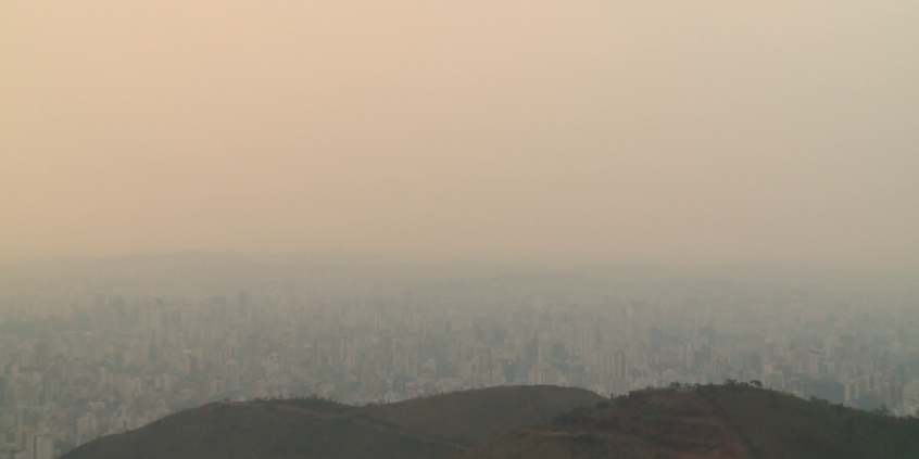 Falta de chuvas facilita a formação de focos de incêndio em BH, ocasionando névoa de fumaça. Foto: TV Câmara (frame)/Divulgação
