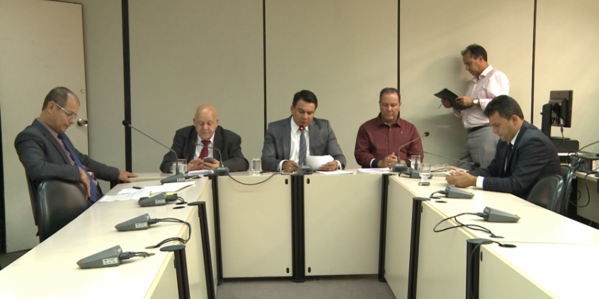 Nas palavras do presidente, Jorge Santos (no centro), Comissão de Orçamento volta às atividades "a todo vapor" (Foto: TV Câmara)