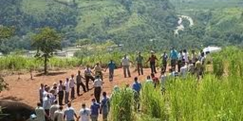 Monte localizado no Parque Renato Ecológico Azeredo registra intenso movimento de fiéis, especialmente durante a noite