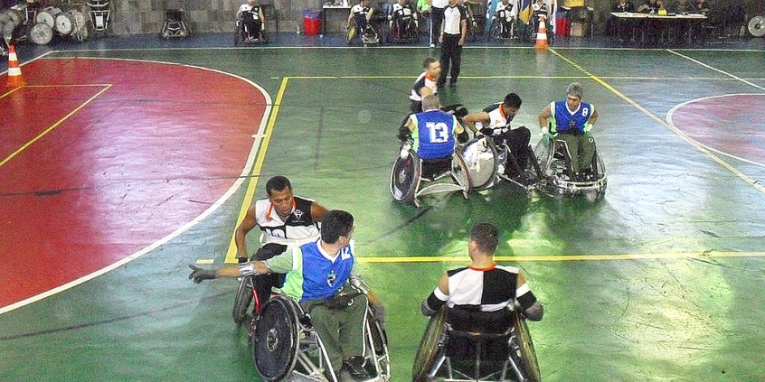 Para-atletas em disputa de basquete