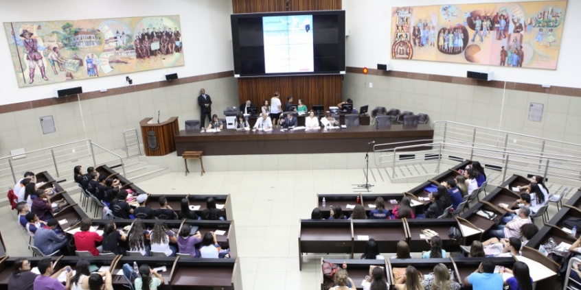 Alunos do Parlamento Jovem participam de Mesa de Debates
