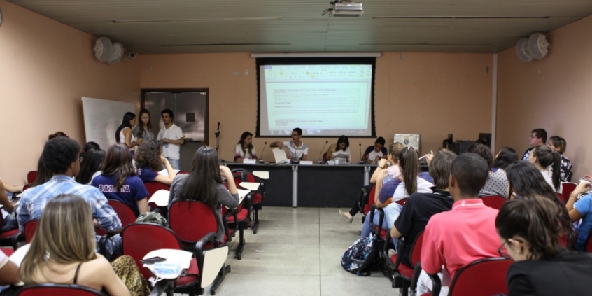 Estudantes de Belo Horizonte votam propostas para idosos 